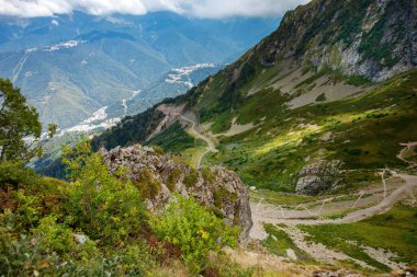 Güneşli dağlarda güzel kırsal bölgeler. Dağlardaki güzel bahar manzarası. Otlak arazisi ve tepeler. Kırsal alanlar.