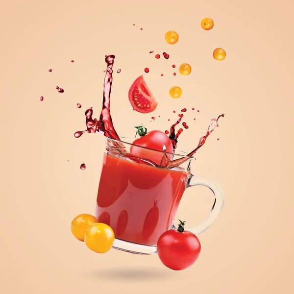 Čerstvé žluté a červené rajčata padající do skleněné růžové rajčatové šťávy, izolované na bílém pozadí. Koncept levitace jídla. Borůvky v košíku na modrém pozadí. — Stock fotografie