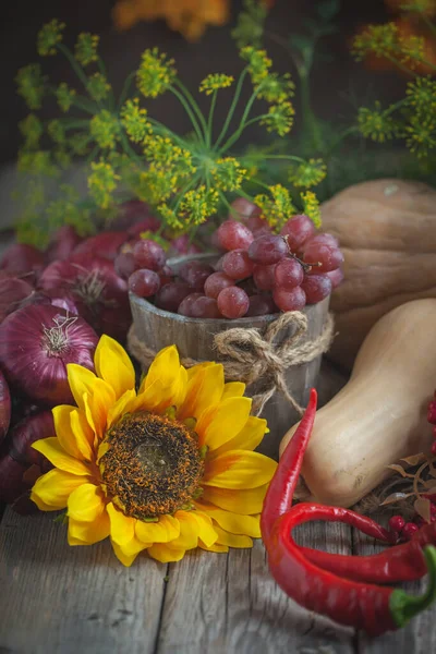 De tafel, versierd met groenten en fruit. Oogstfeest, fijne Thanksgiving. Herfst achtergrond. Selectieve focus. — Stockfoto