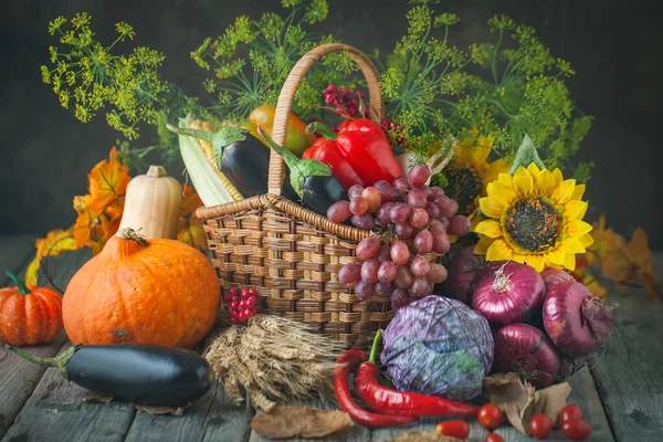 De tafel, versierd met groenten, pompoenen en fruit. Oogstfeest, fijne Thanksgiving. Herfst achtergrond. Selectieve focus. Horizontaal. — Stockfoto