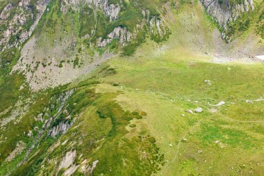 Güzel dağ manzarası. Otlak dağlar ve tepeler.