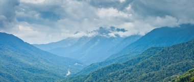 Güzel dağ manzarası. Otlak dağlar ve tepeler.