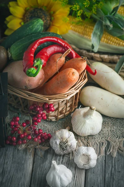 De tafel, versierd met groenten en fruit. Oogstfeest, fijne Thanksgiving. Herfst achtergrond. Selectieve focus. — Stockfoto