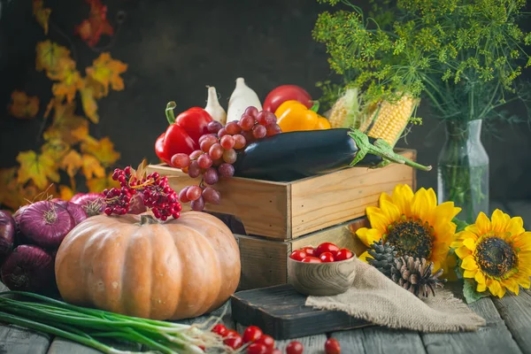 De tafel, versierd met groenten, pompoenen en fruit. Oogstfeest, fijne Thanksgiving. Herfst achtergrond. Selectieve focus. Horizontaal. — Stockfoto