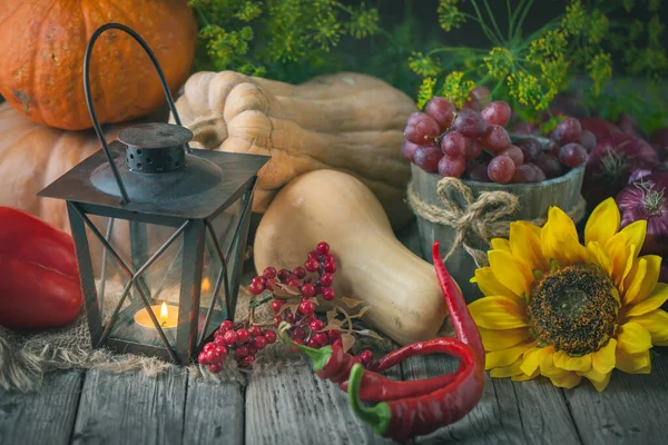 La mesa, decorada con verduras y frutas. Fiesta de la Cosecha, Feliz Día de Acción de Gracias. Fondo de otoño. Enfoque selectivo. Fotos de stock libres de derechos