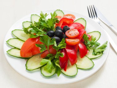 Lezzetli sebze dilimleme: salatalık domates dolma biber zeytinleri