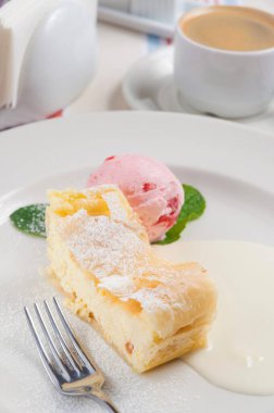 Çilekli dondurma ve kahveli süzme peynirli turta.