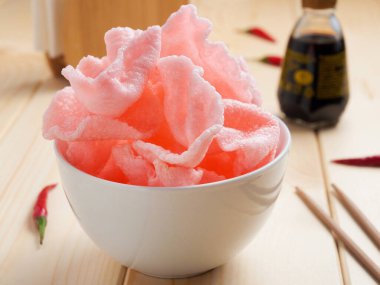 Lezzetli pembe karides cipsleri popüler bir Asya atıştırmalığıdır.