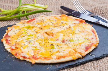 Lezzetli küçük pizza çeşitleri ya da dört peynir.