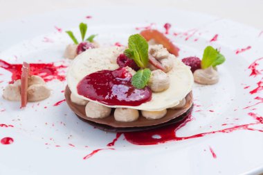 Üç çeşit çikolatalı, püre ahududu ve şarap çantalı lezzetli Millefeuille.