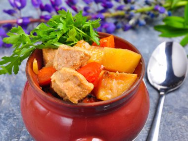 Geleneksel Rus yemeği: Kavanozda domuz rostosu.