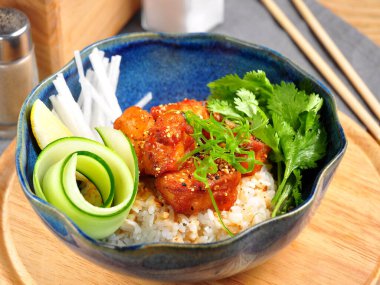 Acı biber soslu lezzetli tempura tavuğu ve beyaz pilav.