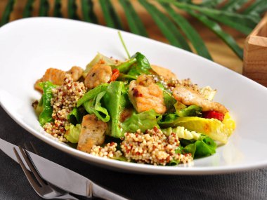 Hindili lezzetli salata ve beyaz tabakta mantar sosu.