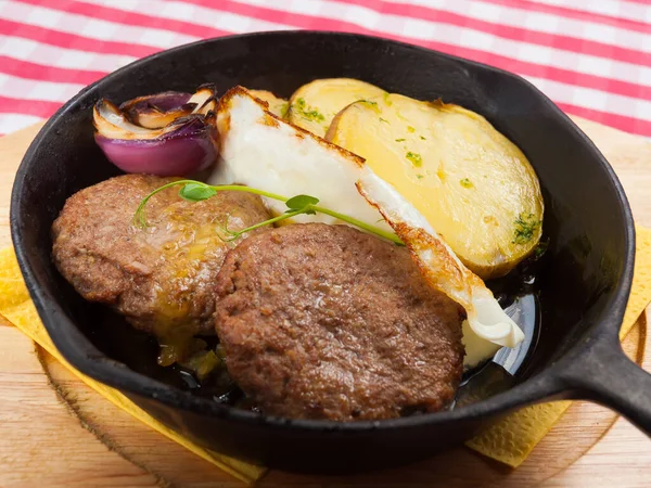 Deux Délicieux Steaks Bœuf Dans Une Casserole Aux Pommes Terre — Photo