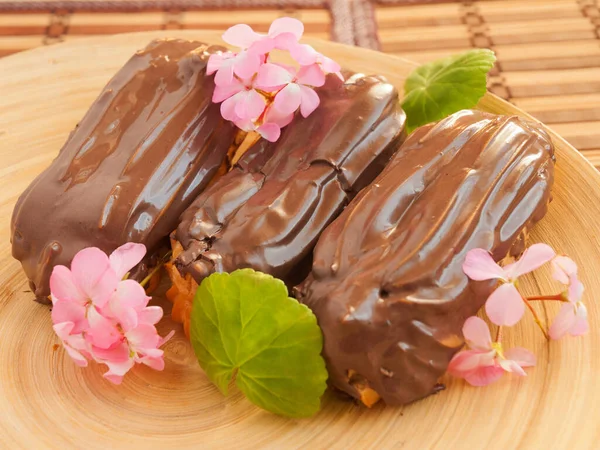 Sweet Eclair Chocolate Custard Decorated Pink Flowers — Stock Photo, Image