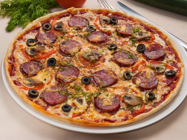 Pizza Saborosa Com Salame Cogumelos Azeitonas — Fotografia de Stock