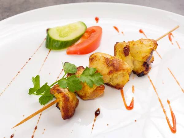 Maydanozlu beyaz tabakta leziz tavuk şişi.