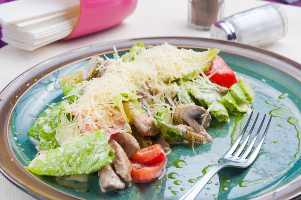 Salada Saborosa Com Cogumelos Pimentão Frango Parmesão — Fotografia de Stock