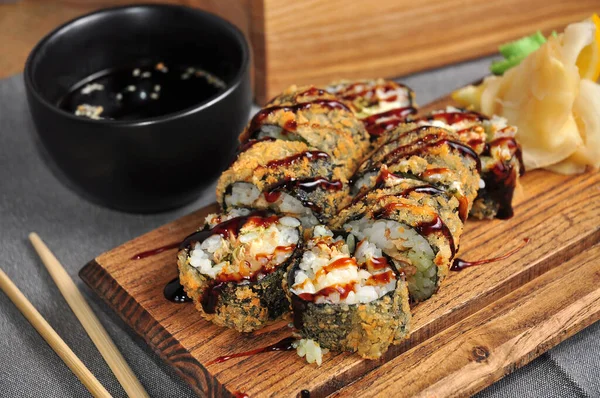 Tempura Rollo Sushi Con Salmón Una Tabla Madera —  Fotos de Stock