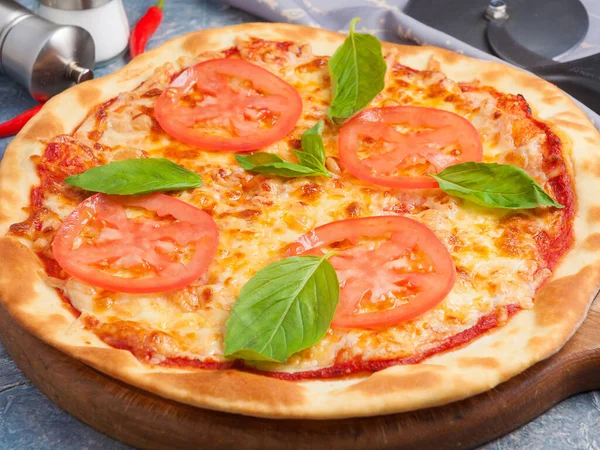 Klasyczna Pizza Margarita Ozdobiona Bazyliką — Zdjęcie stockowe