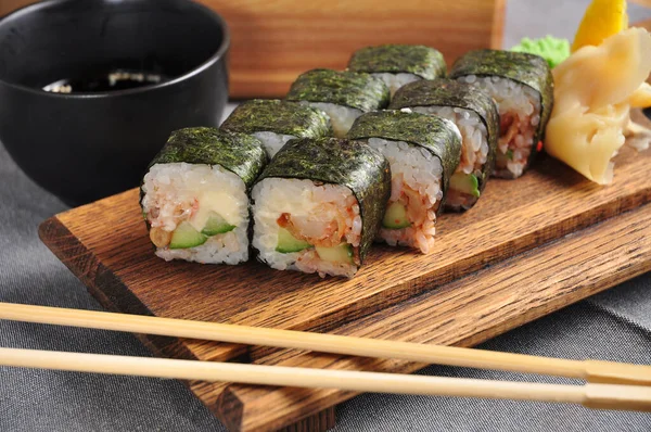 Leckere Nori Algen Sushi Rolle Mit Tempura Garnelen Und Gurken Stockbild