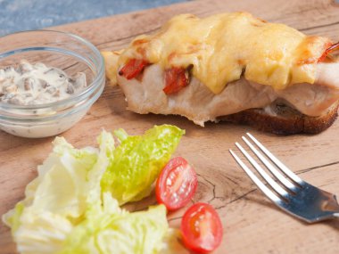 Peynirli fırında tavuk göğsü ve mantar soslu çavdar ekmeği.