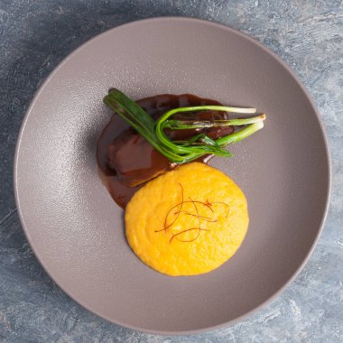 Yeşil soğanlı soslu leziz sığır eti ve yanında mısır kreması. Üst görünüm