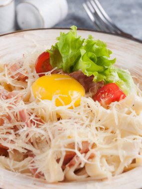 Lezzetli Carbonara ezmesi. Geleneksel İtalyan mutfağı. Kapat. seçili odak