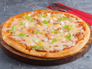 Dört peynirli pizza ya da tahta tahtada Quattro Fromaggi.