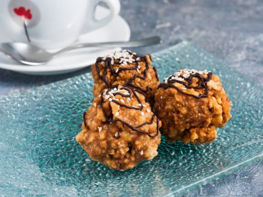 Tatlı kek karınca yuvası cam bir tabakta