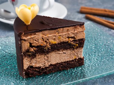 Çikolatalı turuncu pasta cam tabakta