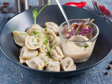 Mantarlı ve turp soslu lezzetli Rus köfteleri.