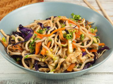 Sebzeli ve omletli lezzetli buğday eriştesi. Asya mutfağı