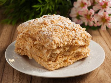 Beyaz tabakta nefis Napolyon keki. Kapat.