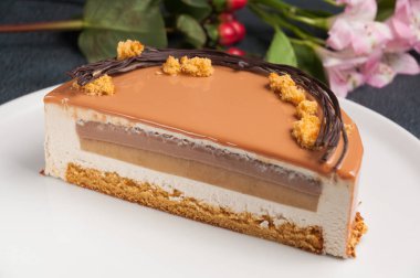 kek kesimi kremalı kek karamel jöleli