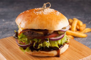 Lezzetli klasik Burger, iki köfte, peynir ve sebze.