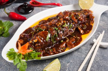 Soya soslu sazan balığı, kahverengi soslu sazan balığı.