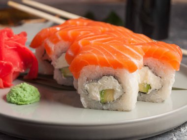 Philadelphia avokadoyla yuvarlanıyor. Kapat.