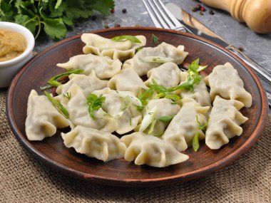 Hardallı kil tabakta mantarlı ev yapımı hamur tatlısı.