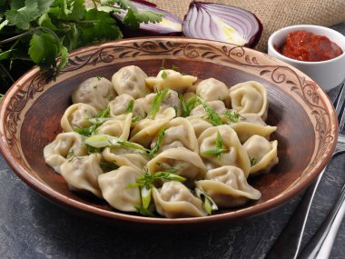 Lezzetli Rus köfteleri domates sosuyla süslenmiş.