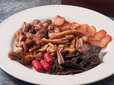 Büyük bir şirket için tütsülenmiş et çeşitleri.