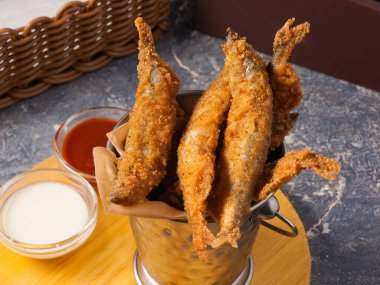 Domates ve sarımsak soslu kızarmış balık. Kavram: Biraya atıştırmalık