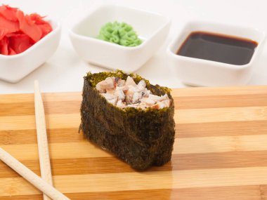 Tahta üzerinde yılan balığı olan lezzetli bir Gunkan. Japon mutfağı.