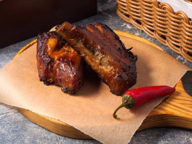 Lezzetli domuz pirzolası. Kavram: Biraya atıştırmalık