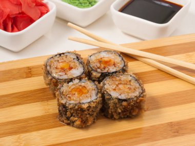 Tahtada karidesli lezzetli suşi ruloları.