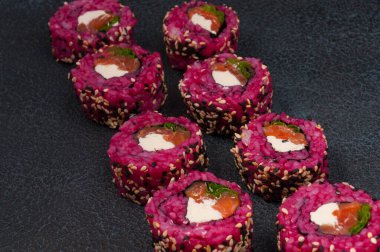 Somon krem peynirli suşi ve pancar pilavı.