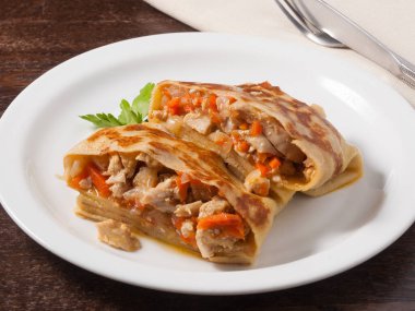 Tavuk soğanlı ve havuçlu leziz ve doyurucu krep.