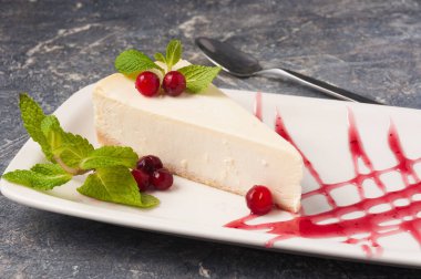 böğürtlen, nane ve böğürtlen sosuyla süslenmiş tatlı klasik cheesecake
