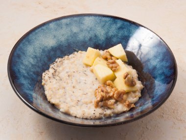 Elma ve cevizli yulaf ezmesi. Kavram: Kahvaltı