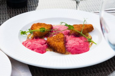 Lokantada çilek soslu kızarmış peynir.